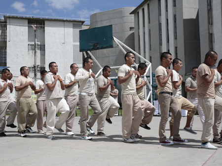 Obtienen certificado de Bachilleres cinco internos del Reclusorio Oriente