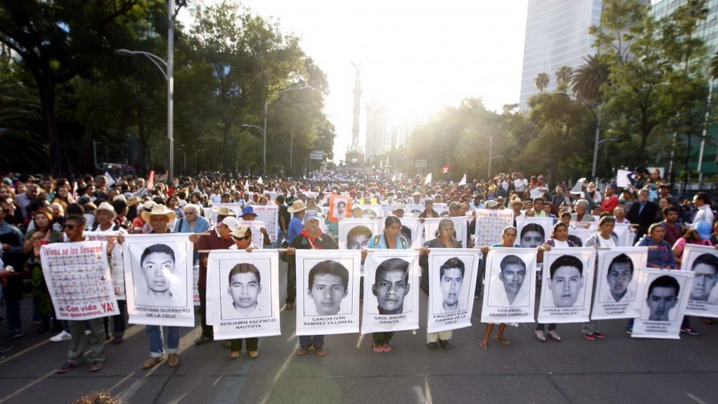 Se plantan en Chivatito padres de normalistas desaparecidos