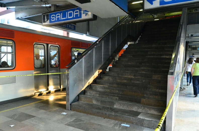 Se desploma escalera en metro Nativitas