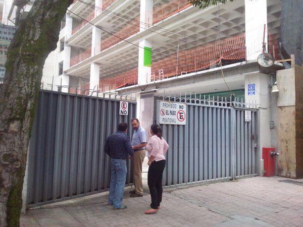 Exigen vecinos clausura de edificio de City Manager en la MH