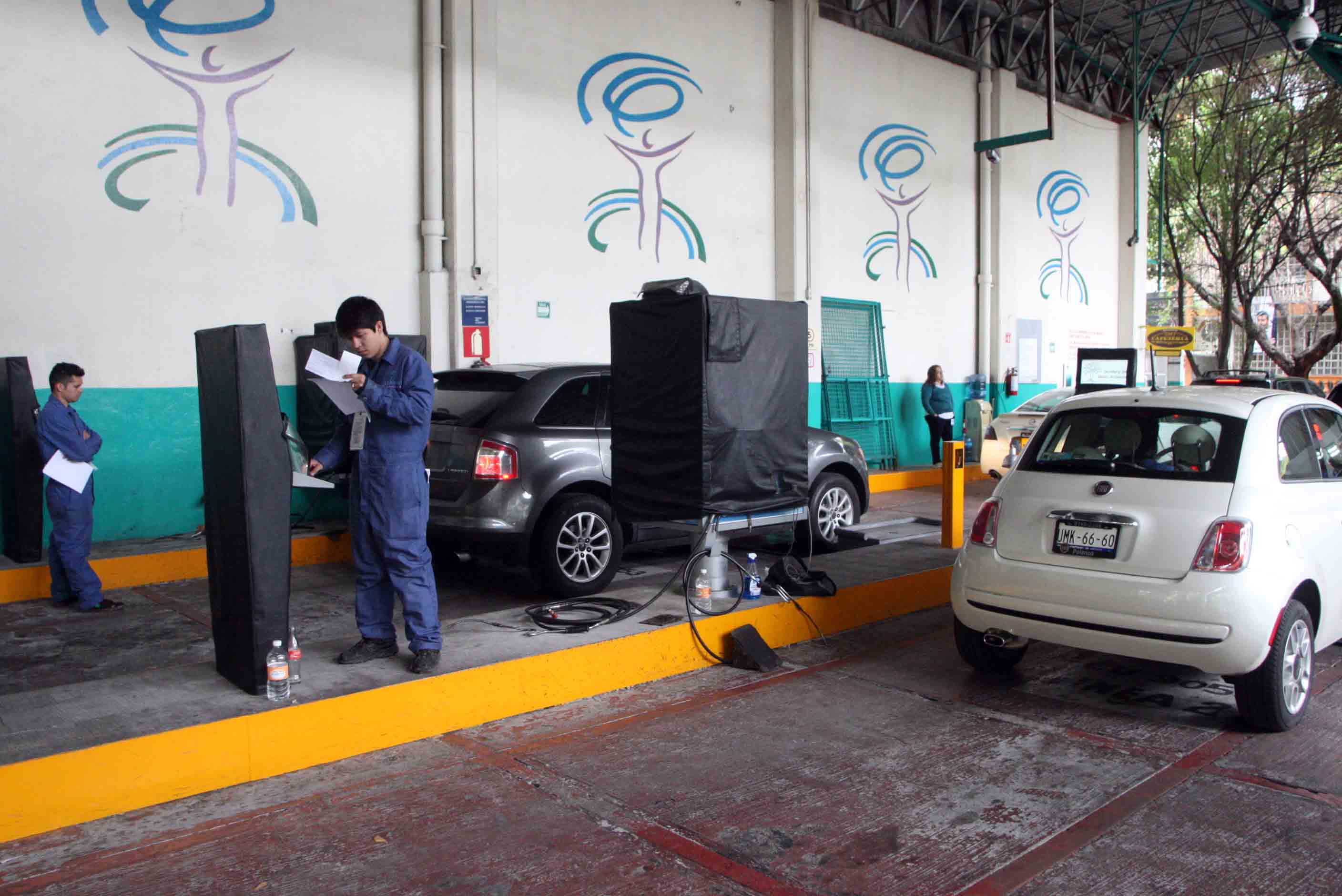 Funcionan sólo 4 de los 67 verificentros en CdMx