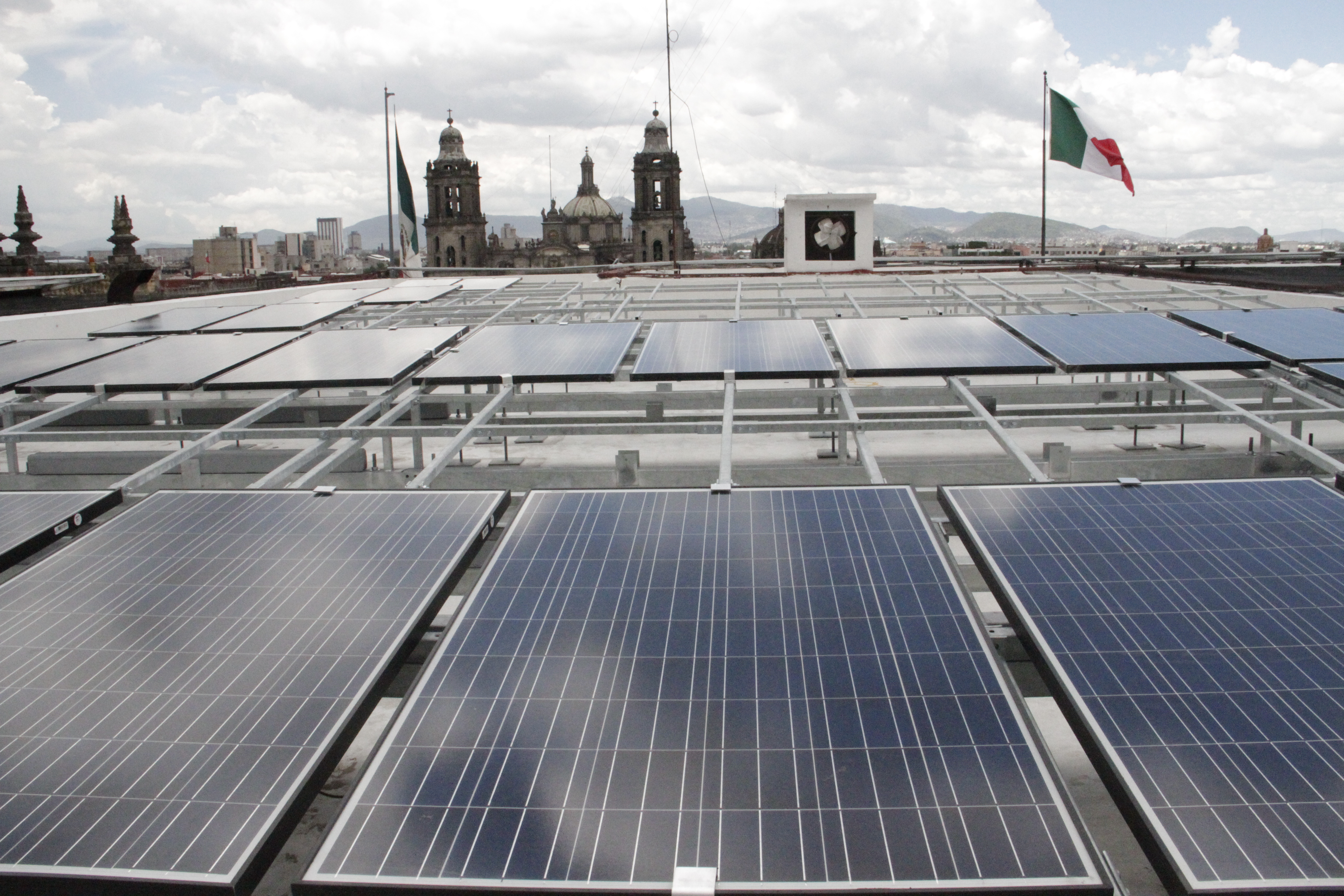 Colocarán más de 500 páneles solares en edificios de gobierno