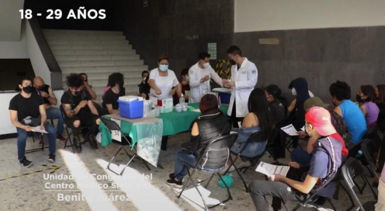 Jóvenes hacen trampa y ponen en jaque plan de vacunación del GocCDMX