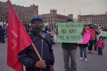 Campesinos protestan en Palacio Nacional por falta de fertilizante