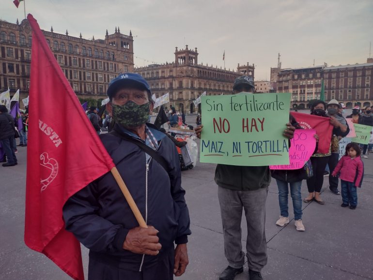 Campesinos protestan en Palacio Nacional por falta de fertilizante