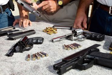 Armenta acusa a legisladores por venta de armas