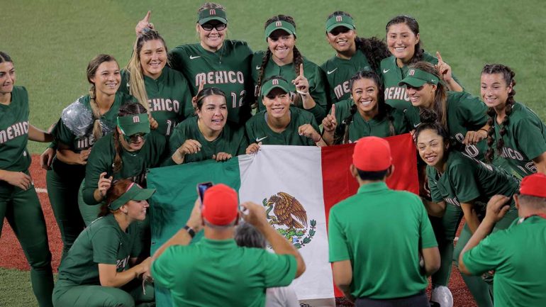 Combinado de softbol olímpico mexicano desecha uniformes en Tokio