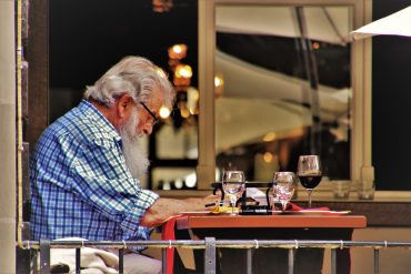 ¿Cómo organizar las mesas en un restaurante?