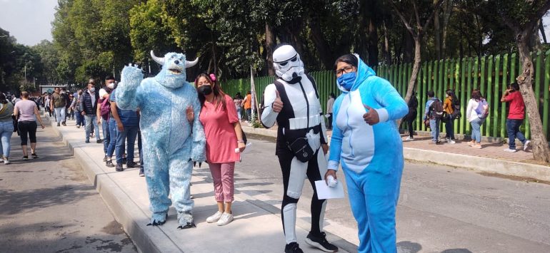 Se disfrazaron para recibir la vacuna en Xochimilco. Así llegaron