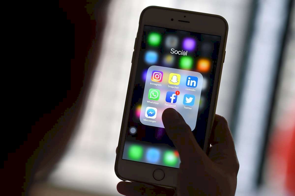 Redes sociales prohíben contenido sobre talibanes