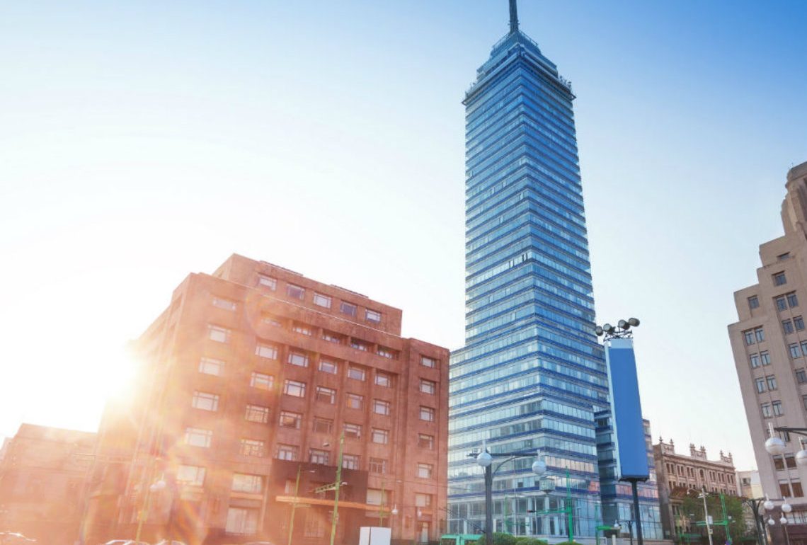 Conoce la Torre Latinoamericana, la obra arquitectónica mexicano Augusto H. Álvarez que se ha convertido en un emblema de la Ciudad de México.