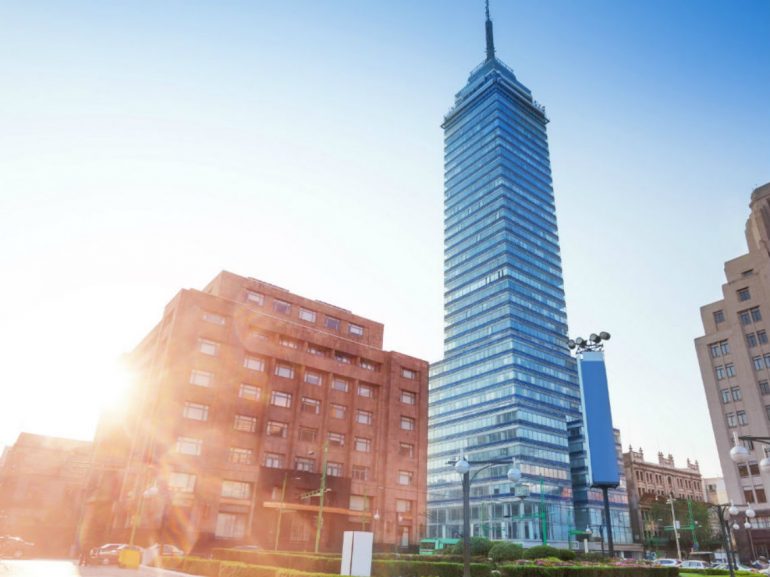 Conoce la Torre Latinoamericana, la obra arquitectónica mexicano Augusto H. Álvarez que se ha convertido en un emblema de la Ciudad de México.