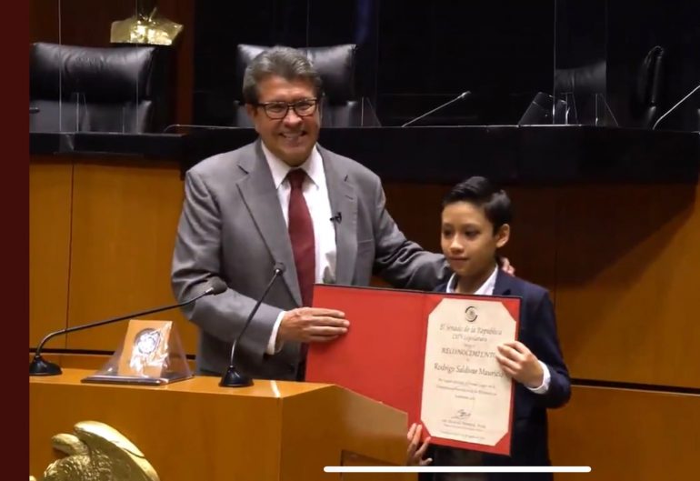 Senado entrega reconocimiento a niño Rodrigo Saldívar
