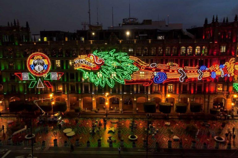 Se ilumina el Zócalo de la Ciudad De México