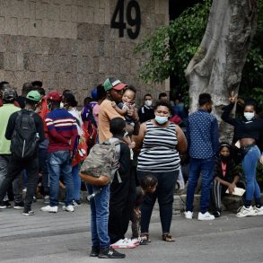 Decenas de migrantes centroamericanos piden ayuda en CDMX