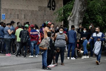 Decenas de migrantes centroamericanos piden ayuda en CDMX