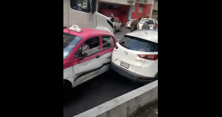 Tráiler embistió a múltiples vehículos