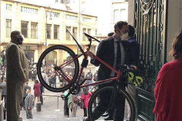 Repudio en redes contra Lajous por guardar su bici en el Congreso CDMX