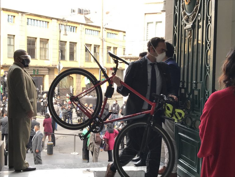 Repudio en redes contra Lajous por guardar su bici en el Congreso CDMX