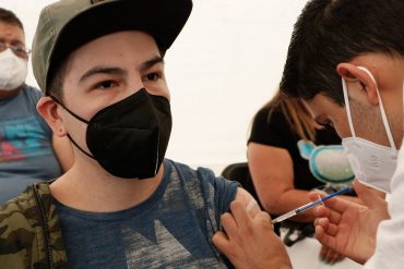 Inicia vacunación en jóvenes en municipios del Edomex