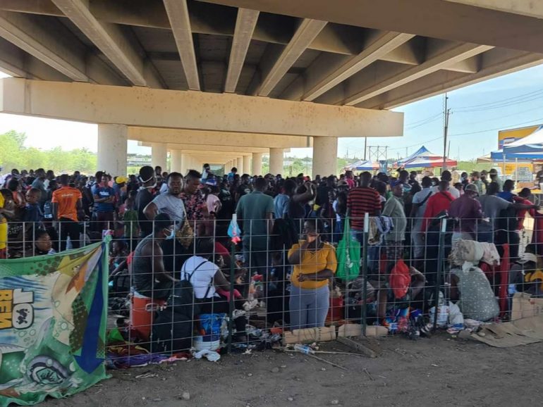 Miles de haitianos varados en frontera México-EU