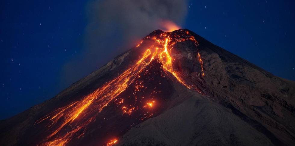 Volcán entra en erupción en Guatemala
