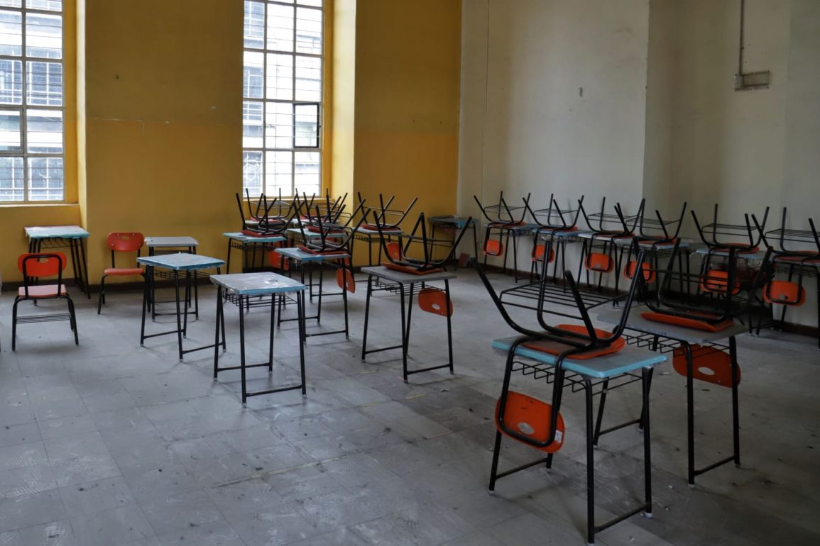 Alumnos de Michoacán se quedan sin clases por falta de pagos