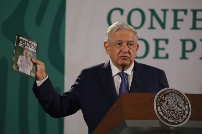Secretarías piden a trabajadores comprar libro de AMLO