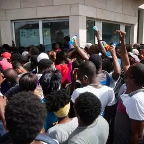 Cientos de Haitianos esperan una visa