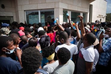 Cientos de Haitianos esperan una visa