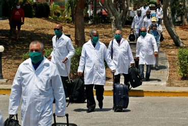 Denuncia PAN falsos médicos cubanos