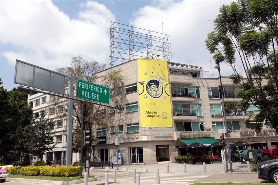 5123047 Denuncian anuncios ilegales en Masaryk