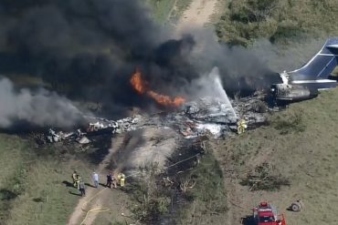 Se estrella avión con 21 personas a bordo en Texas