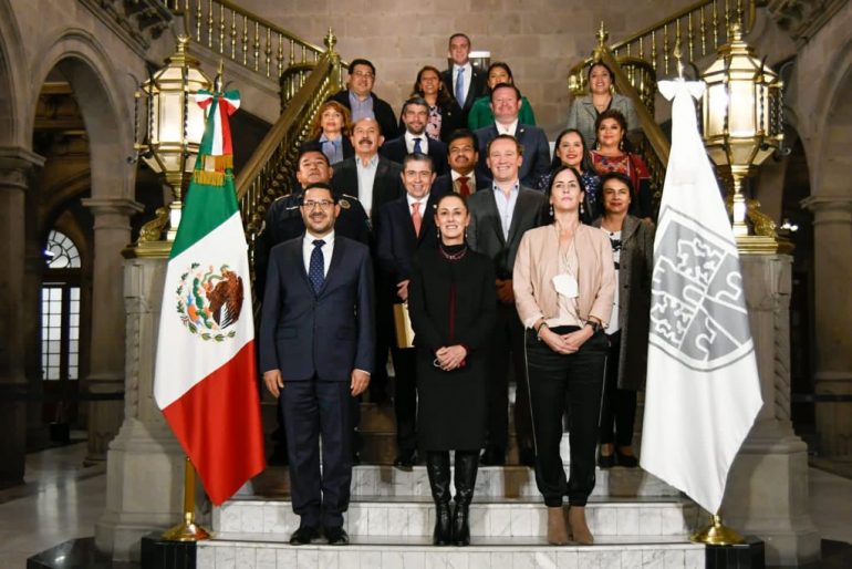 Instalan Sheinbaum y 16 alcaldes el Cabildo de la CDMX