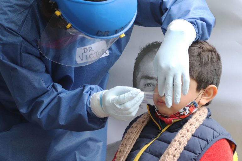 Juez ordena vacuna anticovid para menores de edad