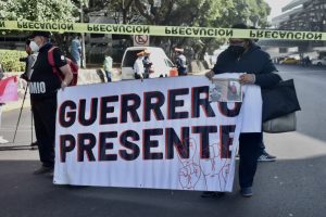 Padres de niños con cáncer bloquean el Aeropuerto