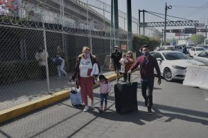 Padres de niños con cáncer bloquean el Aeropuerto
