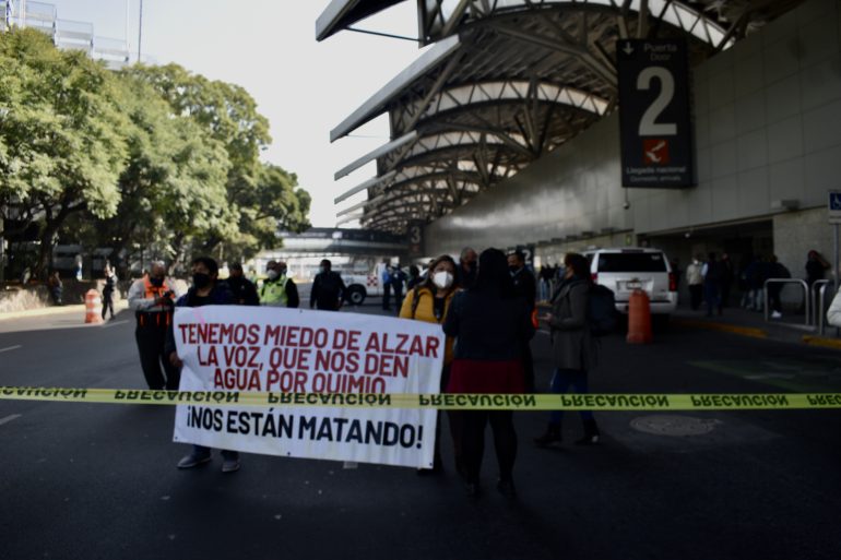 Padres de niños con cáncer bloquean el Aeropuerto