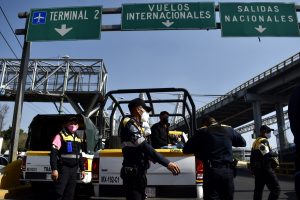 Padres de niños con cáncer bloquean el Aeropuerto