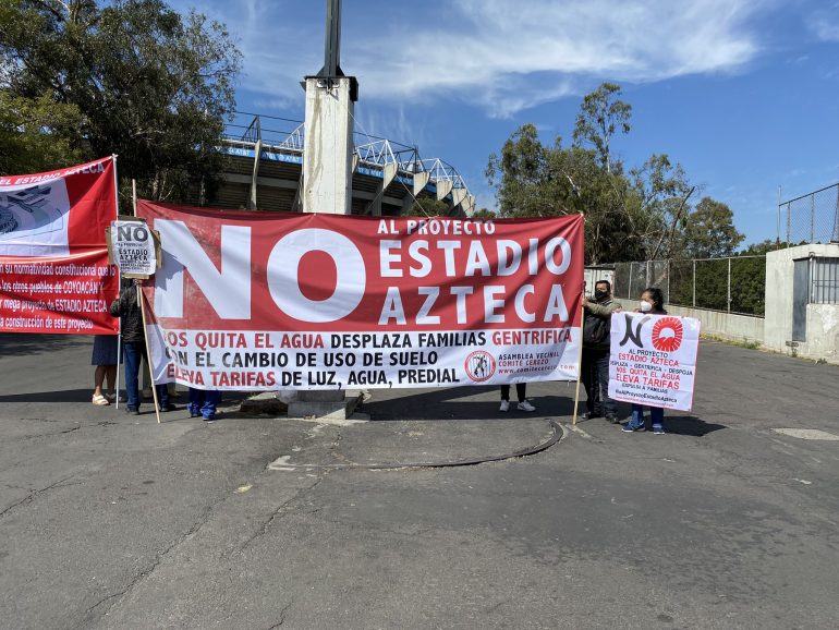 Pide Sheinbaum a FIFA partido inaugural del Mundial 2026. Vecinos protestan