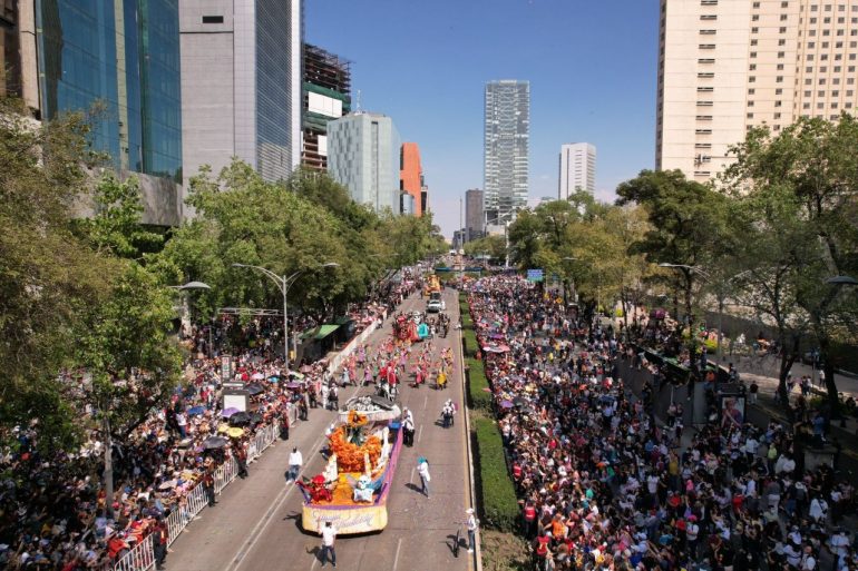 Un millón de asistentes al Desfile de Día de Muertos