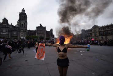 Mujeres brincan vallas de Palacio Nacional