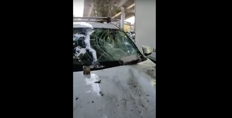 Motociclista exhibe caída de piedras del segundo piso de Periférico