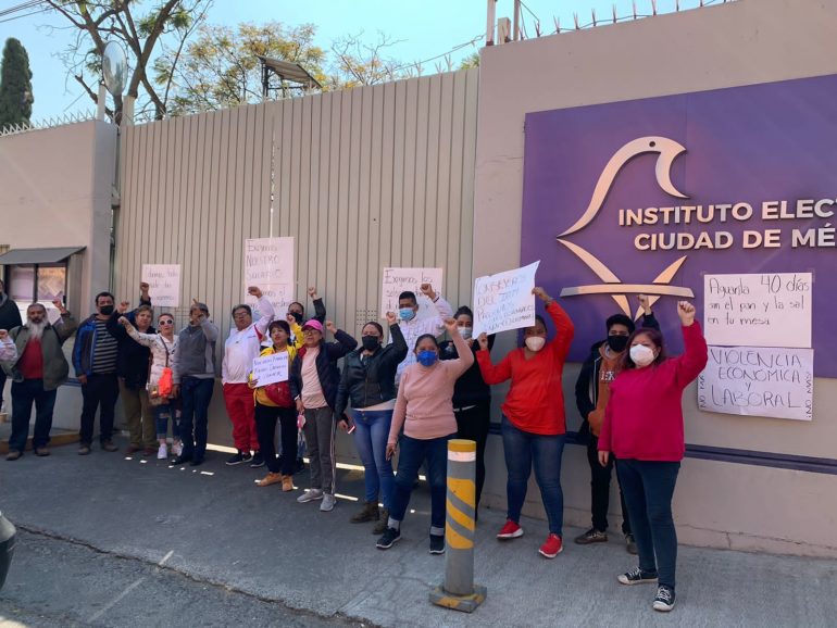 Trabajadores de partidos protestan en el IECM por impago salarial