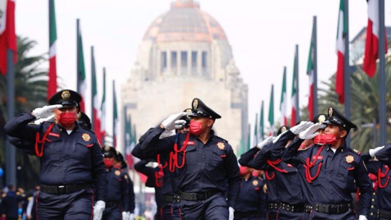 desfile para honrar a los policías y bomberos