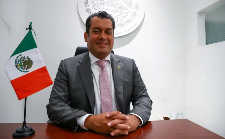 Presidente de San Lázaro denuncia a consejeros y secretario del INE
