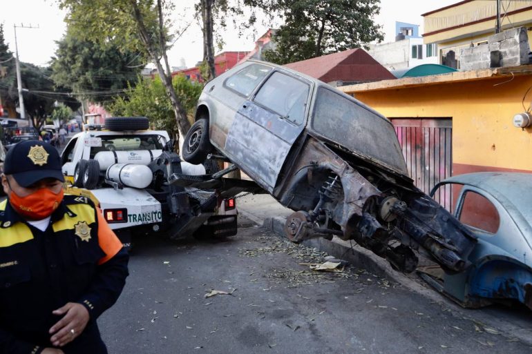 Retiran autos chatarra en Coyoacán