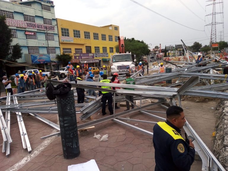 Cae estructura en Avenida Las Torres. Hay un lesionado