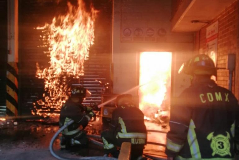 Evacuan a 200 personas por incendio. Riesgo de propagación en bodega de madera