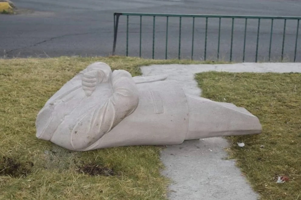 Derriban estatua de AMLO